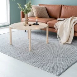 Veke Koivu Pyöreä Sohvapöytä Ø80 Cm Koivu Luonnonväri -Veke Myymälä Liplatus puuvillamatto musta valkoinen miljoossa web 13