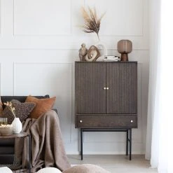 Rowico Clearbrook Kaappi Ruskea Tammi -Veke Myymälä Rowico clearbrook kaappi ruskea