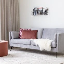 Veke Carlo 3,5-istuttava Sohva Vaaleanharmaa Monolith 84, Musta Metallijalka ME-18 -Veke Myymälä carlo sohva 3 5 istuttava vaaleanharmaa sivusta