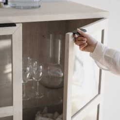 Rowico Everett Vitriini 95x41x125 Cm Valkopesty Tammi -Veke Myymälä rowico everett kaappi lasiovilla 95x41x105cm valkopesty tammi 5