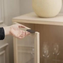 Rowico Everett Vitriini 95x41x125 Cm Valkopesty Tammi -Veke Myymälä rowico everett kaappi lasiovilla 95x41x105cm valkopesty tammi 8