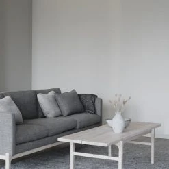 Rowico Ness 3-istuttava Sohva Tumman Harmaa, Valkopestyt Tammijalat -Veke Myymälä rowico ness tummanharmaasohva valkopestytammisohvapoyta2